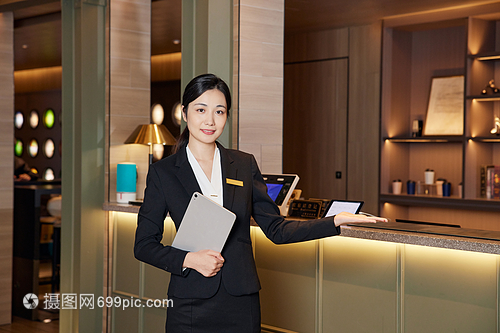 快捷酒店前臺(tái)接待女服務(wù)員在酒店管理中的角色與價(jià)值